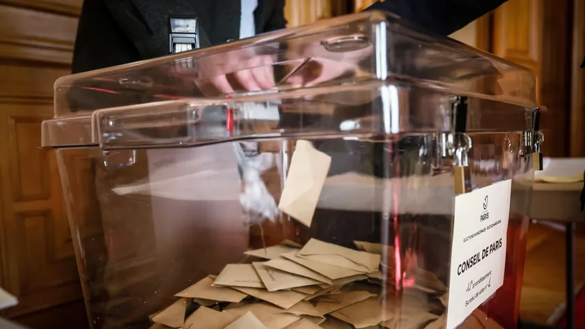 Fransa'da yerel seçimlerin ilk turu tamamlandı, Paris'te sosyalist aday önde gidiyor