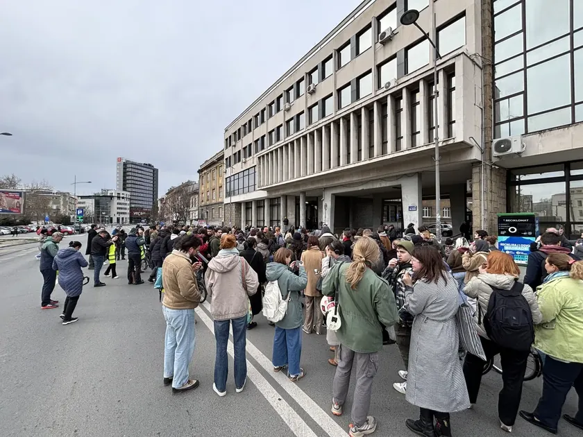 Sırbistan Novi Sad'da Sanat Akademisi Alanlarının Geri Alınmasına Öğrenci Protestosu