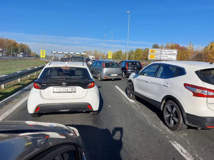 Gazela köprüsünde meydana gelen lançani kaza: Dört araç çarpıştı, Yeni Belgrad yönünde trafik yoğunluğu oluştu