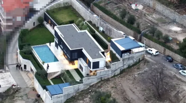 Kotor'da suç örgütü lideri Radoje Zvicer'in villasında polis lüks araçlara el koydu.