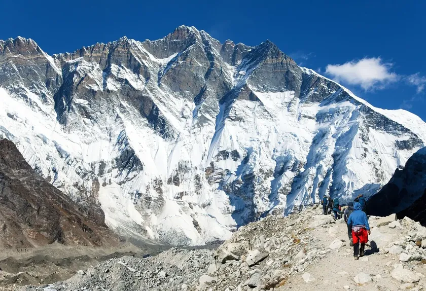 Nepal'de Himlung Himal'de çığ: İki kişi hayatını kaybetti, 12 dağcı için arama çalışması sürüyor