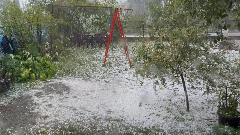 Sırbistan'da apokaliptik hava koşulları sonrası insanlar lopata ile şehri temizliyor