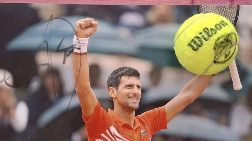 Sırbistan'da Novak Djokovic İmzalı Top Üç Hasta Çocuğa Umut Olacak