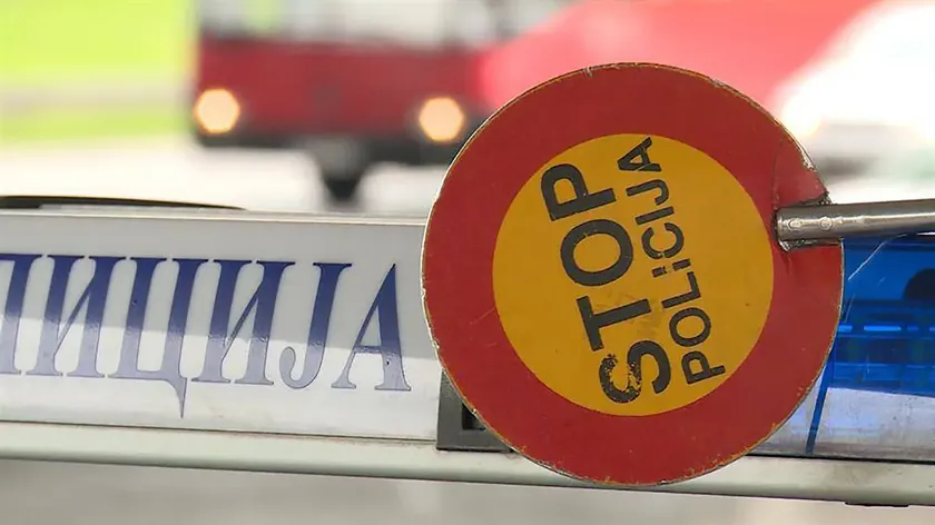 Policija Surdunda Audi Aracının Kayıt Plakalarını Flomasterle Çizdiği İçin Sürücüleri Durdurdu