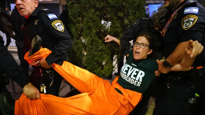 Tel Aviv'de İran Savaşı Karşıtı Gösteride İsrail Polisi ile Protestocular Çatıştı