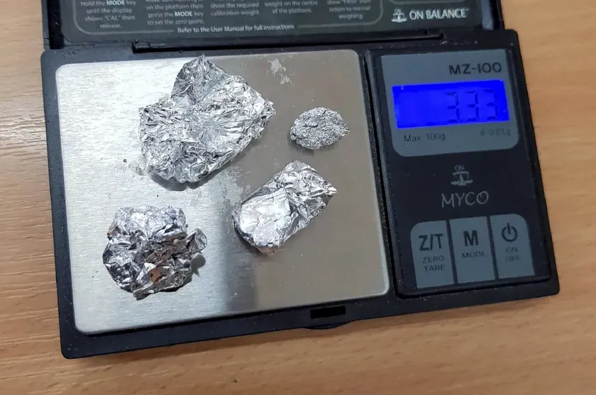 Sırbistan'ın Surçin kentinde uyuşturucu operasyonu: Kokain, para ve araçlar ele geçirildi, zanlılar gözaltında