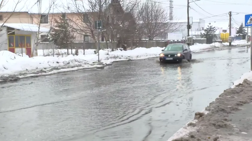 Borča'da aynı sokak tekrar su altında kaldı, vatandaşlar çizmeler olmadan geçemiyor