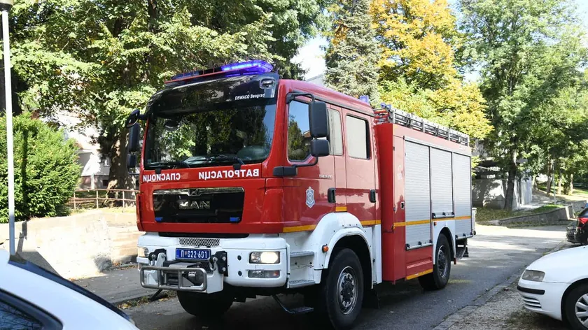 Novo Beograd'da yangın çıktı, itfaiye ekipleri müdahale ediyor.
