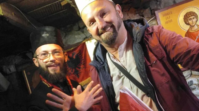 Albanac kendini sahte bir rahip olarak tanıtarak Kosova'da bulunan eski kiliseleri ele geçirmeye çalışıyor.