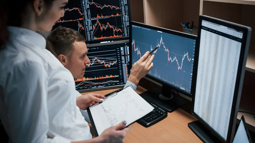 Asya'da hava yolu hisseleri Orta Doğu gerilimiyle düşerken petrol fiyatları arttı