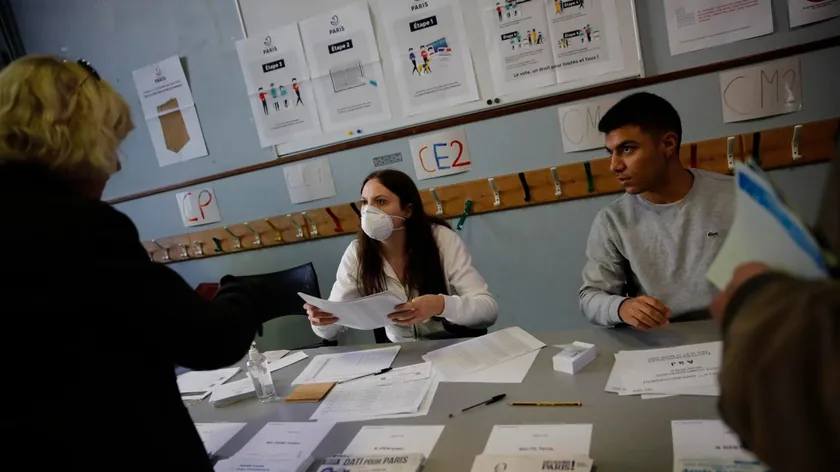 Fransa Paris Yerel Seçimleri İlk Turunda Sosyalist Gregoire Açık Ara Önde Bitirdi