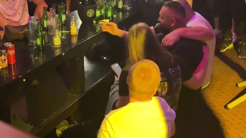 Sırp şarkıcının konserde yaptığı anı izleyici ağlattı