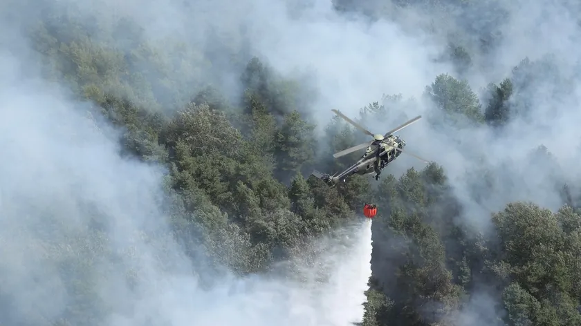 "Blica" ekibi helikopterlerle Deliblatska Çölü'nde yangınla mücadele ediyor.