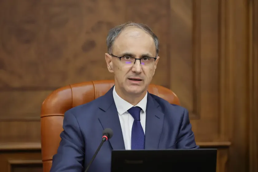 Sırbistan Başbakanı Dursun Macut, devlet üniversitelerinin temsilcilerini uluslararası listelerde sıralamalar hakkında görüşmek üzere çağırdı.