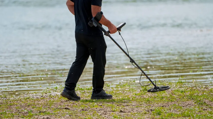 Amatör bir metal detektörüyle Viking çağlarından kalma en büyük hazineyi buldu.
