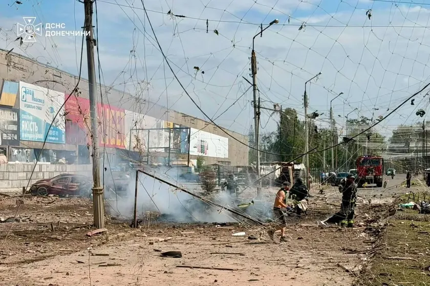 Rusya'nın Kiyev yakınlarındaki bir askeri poligonuna yaptığı saldırıda en az 10 kişi hayatını kaybetti.