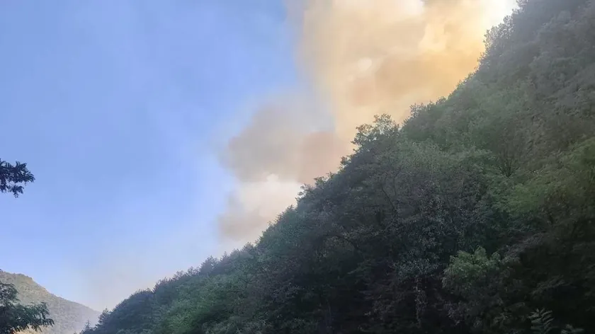 Ibarska Magistrala'da Magliča yakınlarında çıkan yangın nedeniyle sürücülere dikkat edilmesi tavsiye ediliyor.