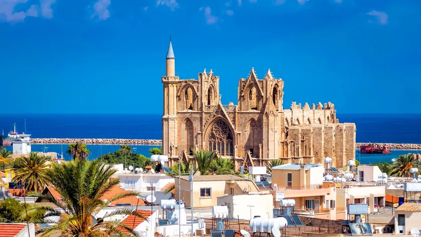 Famagusta, bir zamanlar Kıbrıs'ın en prestijli tatil beldesi olmuş, şimdi ise trajik geçmişin tanığı.