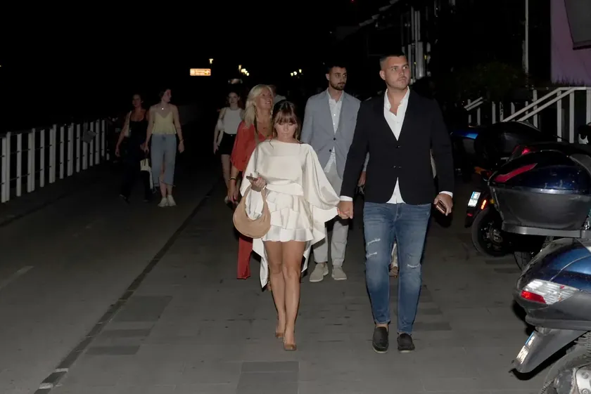 Lepa Brene'nin oğlu Viktor Živojinović, sevgilisiyle birlikte Sabac çarşısında eğlendi.