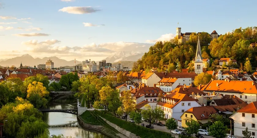 Slovenya göç politikasını sıkılaştırıyor, sivil toplum ise insan haklarının ihlal edildiğini uyarıyor.
