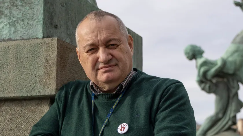 Demokratski Parti'nin öğrenci hareketini sömürgelediğini iddia ediyor.