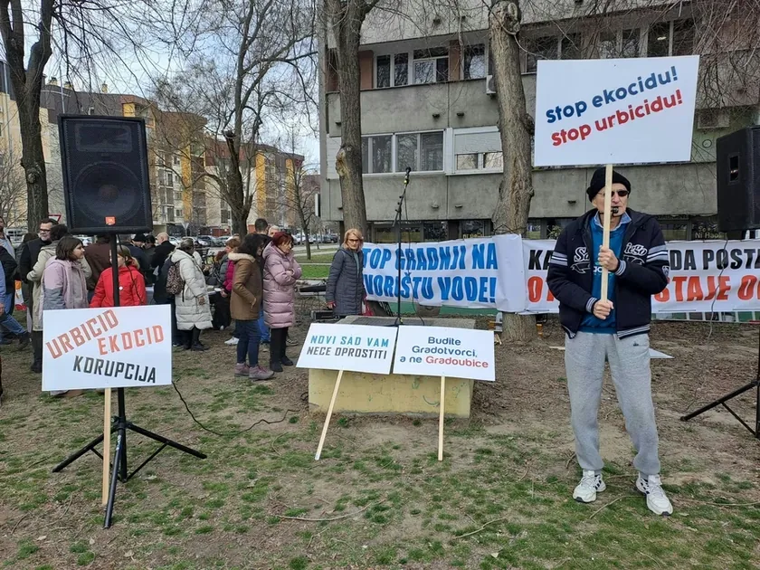 Sırbistan'ın Novi Sad kentinde plaj yakınındaki kilise inşaatına protesto düzenlendi