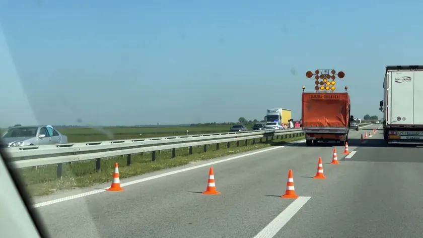 Uba-Obrenovac arasında meydana gelen trafik kazasında elektrikli araba kamyona çarptı.