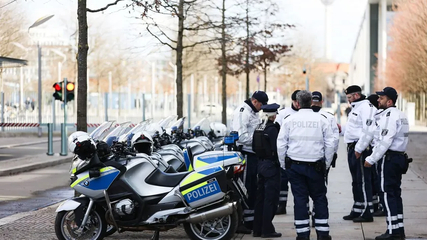 Almanya'da Konteynerde Dört Gün Mahsur Kalan Adam Polis İçin Gizemini Koruyor