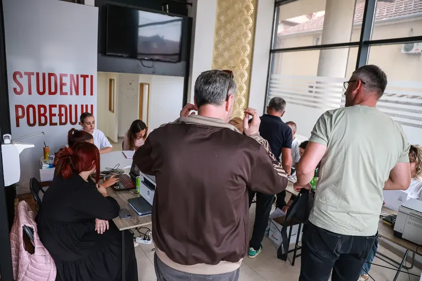 Sırbistan'da siyasi baskı nedeniyle işlerini kaybedebilecekleri endişesiyle çalışanlar artıyor.