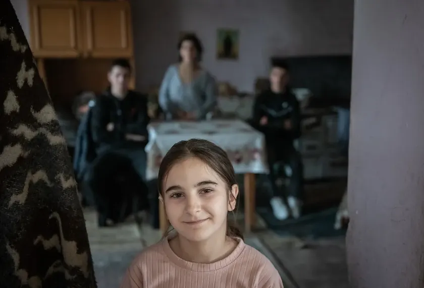 Sırpistan'da bir ailenin evi yıkılıyor, çamur havuzunda yıkanıyor ve ekmek parası için çalışıyorlar. Hornjak ailesine acil yardım gerekiyor!