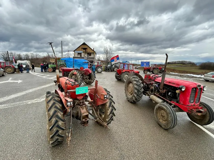 Sırbistan'da birçok karayolu ve bağlantı noktası bugün ulaşıma kapatılacak.