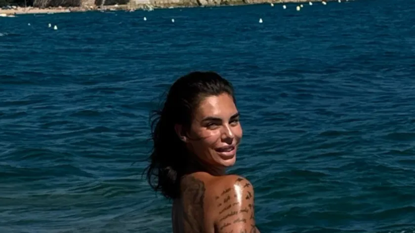 Rijaliti yıldızı Mina Vrbaški, minyatür bikinisiyle plajda poz verdi.