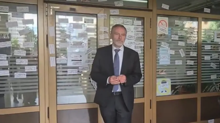Sırpistan'ın Novi Sad şehrindeki Jovan Jovanović Zmaj Gimnası'ndaki velilerin müdür Radivoj P. Stojković'e karşı suçlamalar