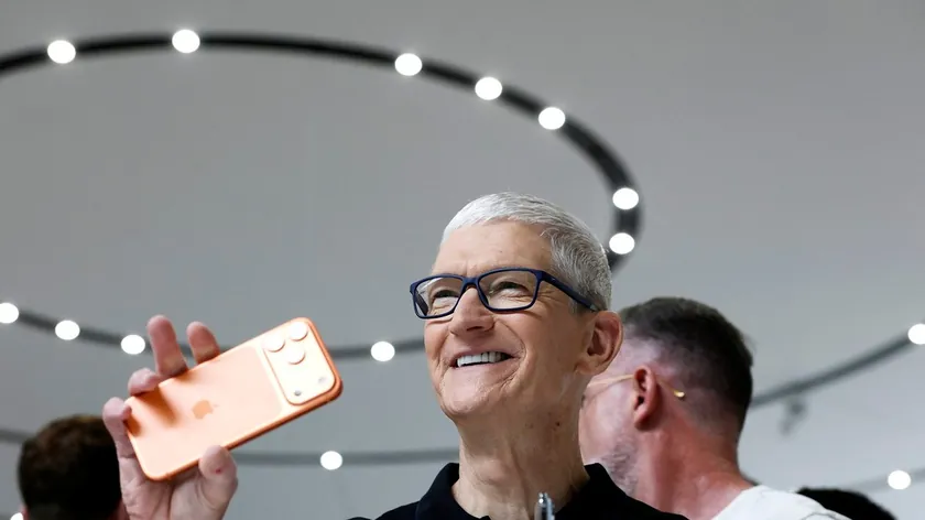 Apple'da büyük değişim: Tim Cook CEO görevinden ayrılıyor, yeni dönem başlıyor