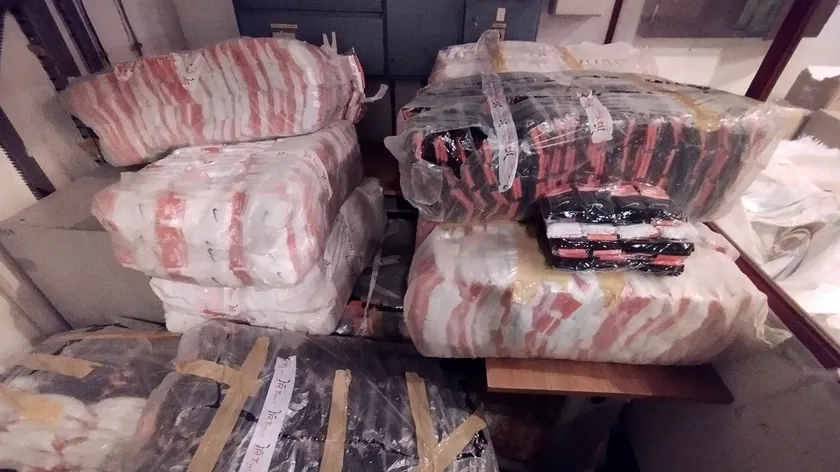 Sırbistan Gradina Sınır Kapısı'nda yarım milyon dinar değerinde kaçak giysi ele geçirildi