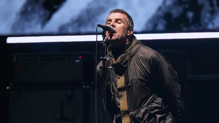 Oasis'in "Morning Glory" albümü Birleşik Krallık'ta en çok satan 3 albüm arasında yer aldı.