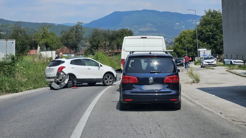 Sırbistan'da bir trafik kazası sonucu araç iki tekerlekten de yoksun kaldı.
