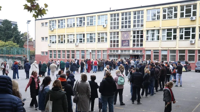 Sırbistan'da saat 10.00 itibarıyla seçmen katılımı yüzde 19,72 oldu