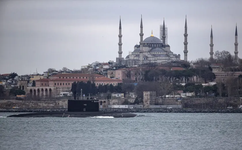 İstanbul yakınlarında iki gemi çarpıştı On kişiden oluşan bir mürettebat için arama devam ediyor