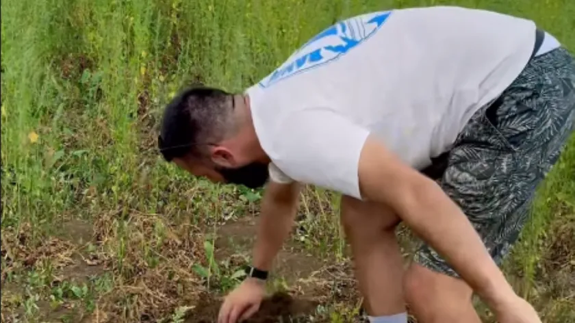 Slavica Rokvić, oğlu Marka'yı organik patates çıkarmakta gösteren bir video paylaştı.
