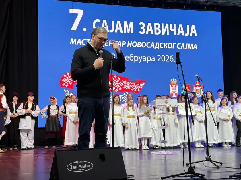 Sırbistan Cumhurbaşkanı Vučić Novi Sad ziyaretinde organize alkışlarla karşılandı.