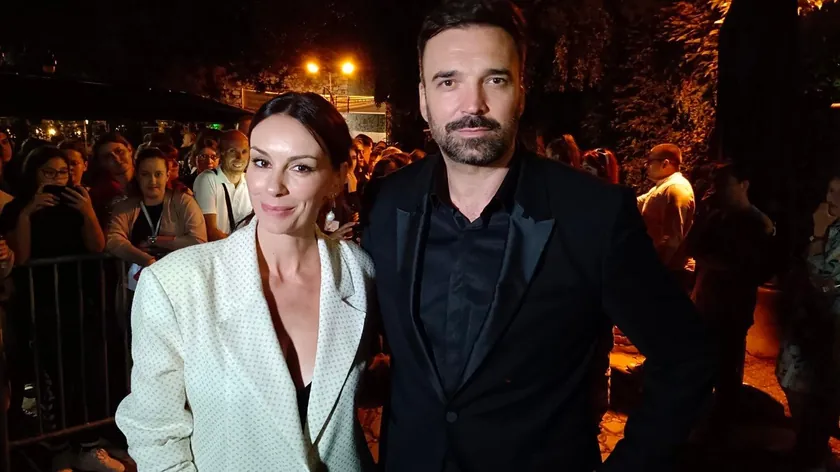 Sırp oyuncular Sloboda Mićalović ve Ivan Bosiljčić, "Ranjeni Orta" dizisinin ilk yayınlanmasında meslektaşlarından eleştiriler aldı.