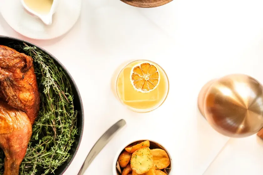Savant Brasserie, Beograd'ın yeni yüzünü yansıtıyor.