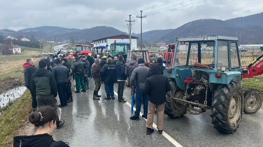 Sırbistan'da çiftçilerin yol kapatma eylemleri Belgrad ve Pançevo trafiğini kilitledi