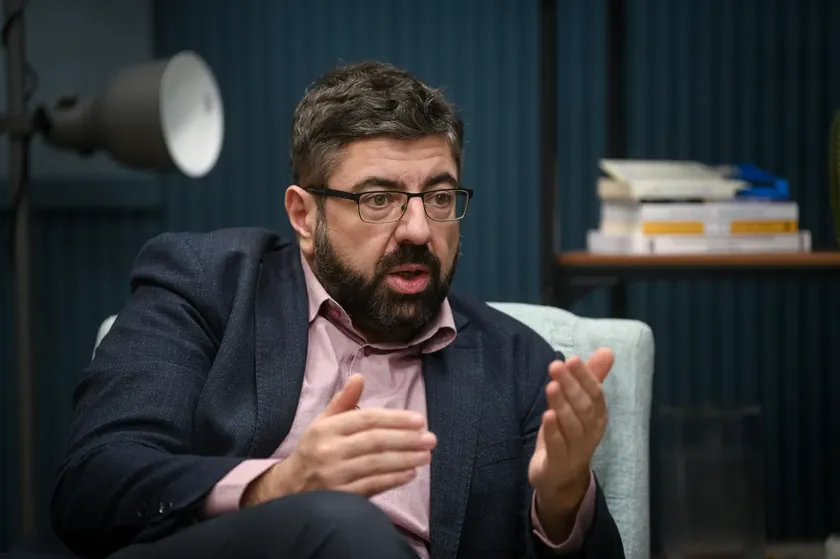 Sırpistan'da Radomir LazoviÄ ve öğrenciler de dahil olmak üzere birçok kişi gizlice iz dinlendiriliyor.