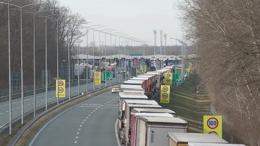 Sırbistan Sınır Kapılarında Kamyonlar Saatlerce Bekliyor, Yollarda Çalışmalar Sürüyor