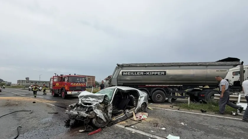 Tuzla-Doboj yolunda korkunç bir kaza meydana geldi, yaralı var.