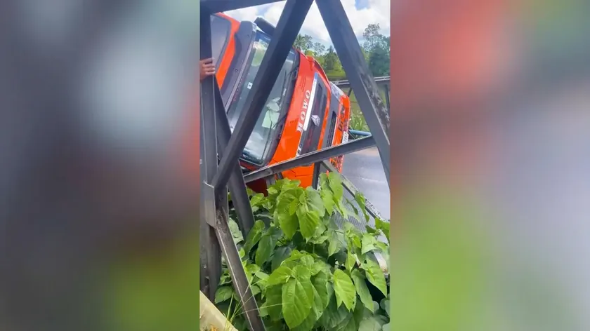 Sırbistan Novi Pazar'da tır köprüden nehre yuvarlandı, sürücü kazayı hafif atlattı.