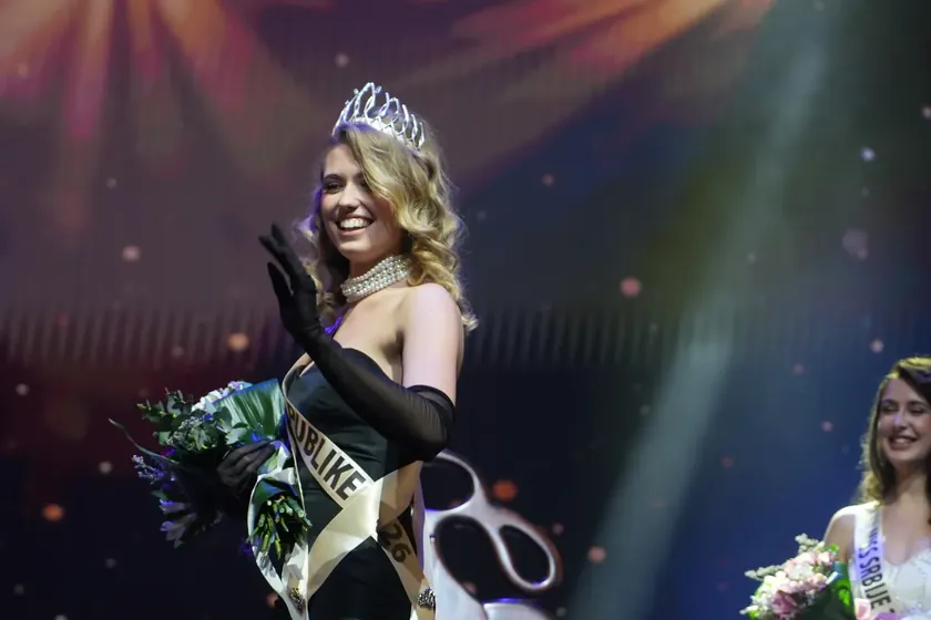 Sırbistan jüriyi etkileyen Simona'yı yeni güzellik kraliçesi olarak taçlandırdı