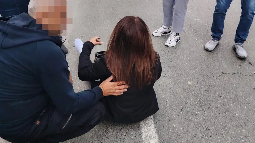 BMW'li sürücü Novi Sad'da skuterle se geçen kadını çarptı.